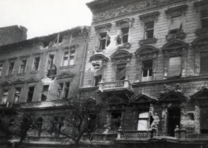 A József körút 58. (balra) és 60. 1956-os forradalom alatt megrongálódott homlokzata Fotó: Fortepan/Marics Zoltán