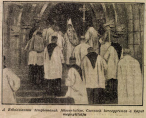 Csernoch János hercegprímás kapucinus barátok kíséretében. Forrás: Magyarország, 1926. november 3., p. 10.