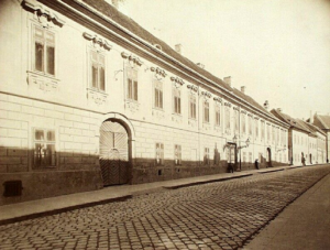 A Táncsics Mihály utca a 25. sz. háztól, 1890 körül Weinwurm Antal felvétele. BTM Kiscelli Múzeum Fényképgyűjtemény