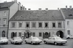 Dísz tér 15. 1980-as évek, ismeretlen szerző felvétele. Kép forrása: Fortepan/Jakab Antal [Képszám: 210785]