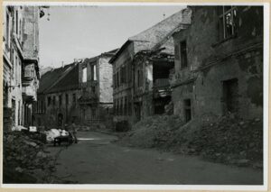 Az Úri utca romos épületei a II. világháborús ostrom után. 1945, ismeretlen szerző felvétele. Kép forrása: FSZEK Budapest Gyűjtemény